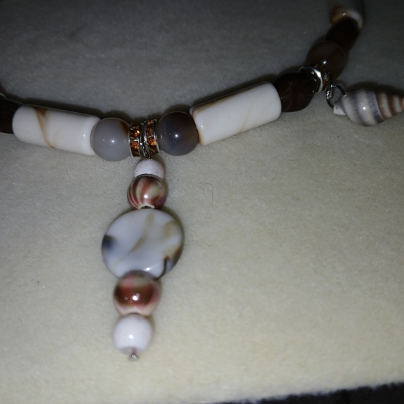 NWT Handcrafted Natural Stone and Shell Choker Necklace and Earrings Set. - Picture 2 of 9